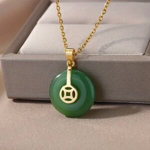 SPECTACULAR FAUX JADE NECKLACE